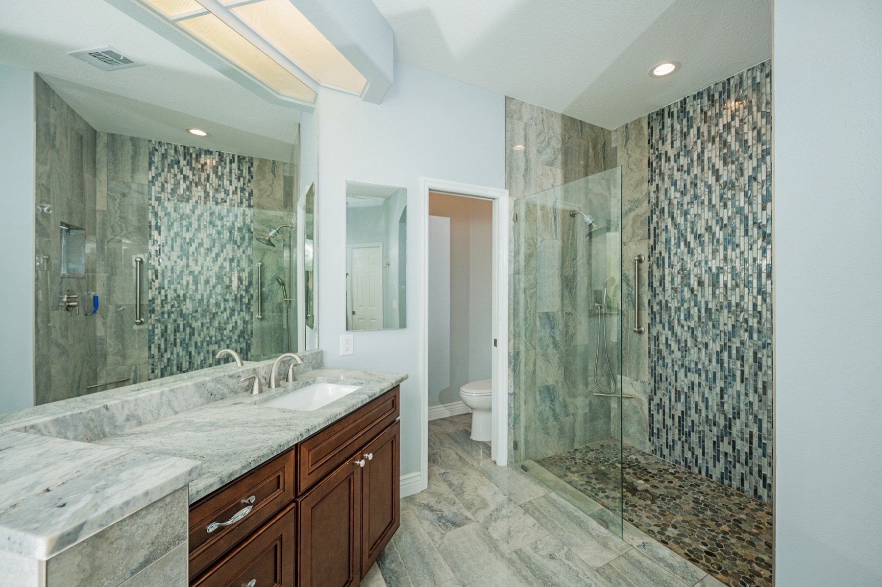 Main bath at 5429 Burnt Hickory Dr